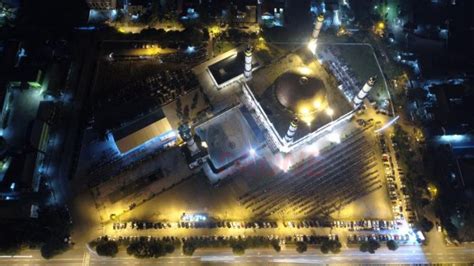 Foto Foto Ribuan Jemaah Saat Salat Tarawih Pertama Di Masjid Raya