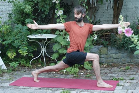 Parivrtta Anjaneyasana Ou La Posture Du Fils D Anjani En Torsion AYS