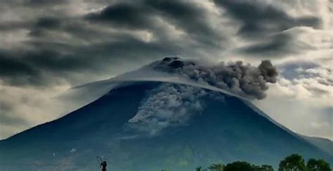 Gunung Merapi Kali Luncurkan Awan Panas Dalam Menit Terjauh Km