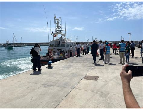 Barca Migranti Si Capovolge Al Largo Della Calabria 50 Dispersi