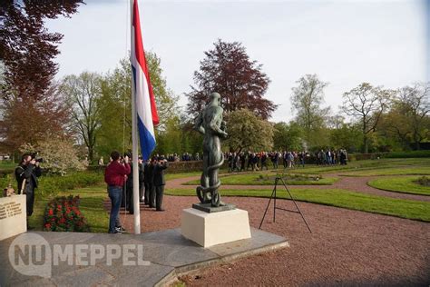 Burgemeester En Partner Legden Krans Bij Verzetsmonument Van Titus