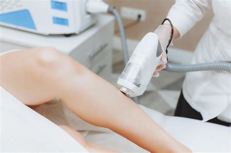 Esteticista Elimina El Vello De Las Piernas Femeninas Con Una