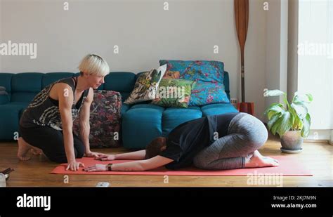 Teaching Yoga Stock Videos And Footage Hd And 4k Video Clips Alamy