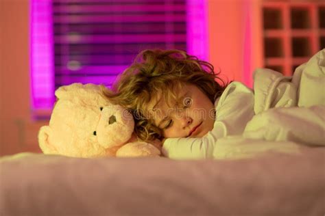 Niño Disfrutando De Dulces Sueños Niño Durmiendo Con Un Oso De Peluche