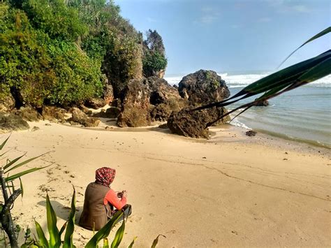 Obyek Wisata Pantai Somandeng Gunungkidul Tawarkan Panorama Indah