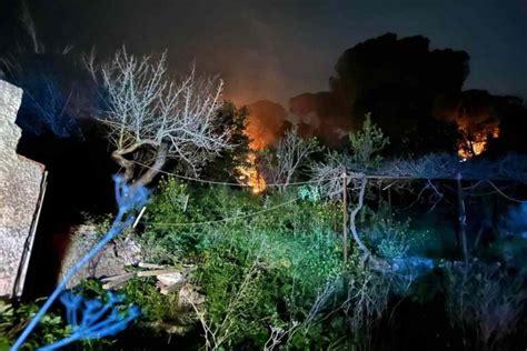 Incendio Notturno Domato Dalle Giubbe DItalia E Dai Vigili Del Fuoco