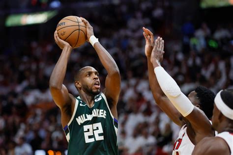 Bucks’ Khris Middleton had knee surgery after playoffs, expected to ...