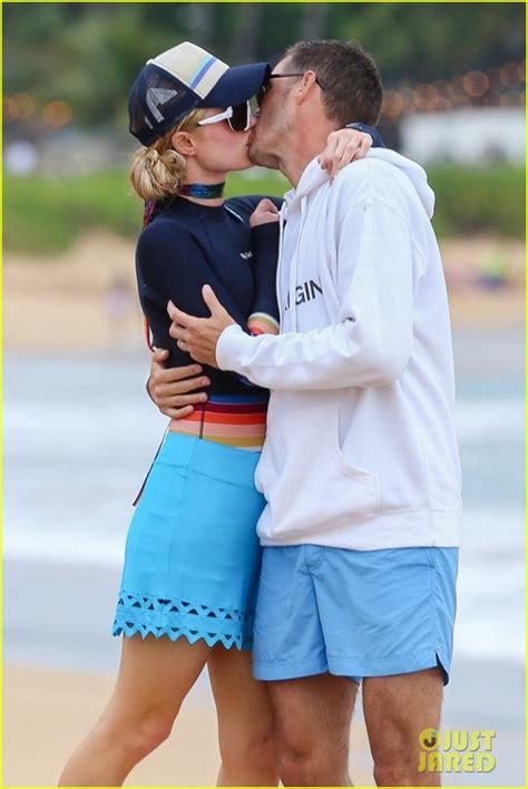 Photo Paris Hilton Carter Reum Share Sweet Kiss On Vacation In Maui