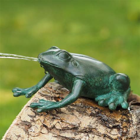 Sitzender Bronzefrosch grün als Wasserspeier