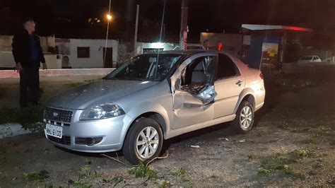 Galho de árvore cai e atinge carro em avenida na Zona Norte de Natal