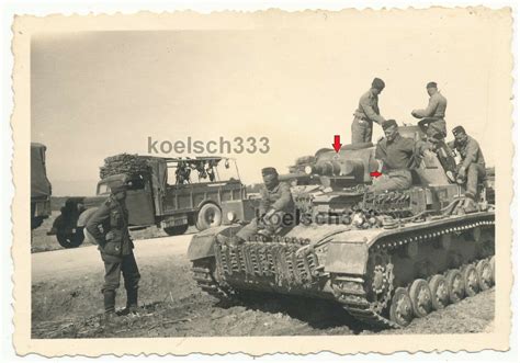 Foto Panzermänner auf Panzer IV mit Eisernes Kreuz Kennung in Gr