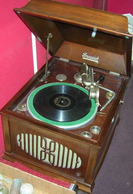 1673c Brunswick Table Top Phonograph