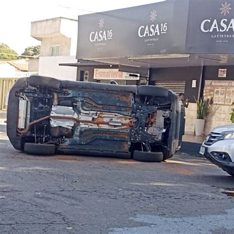 Carro Fica Tombado Ap S Acidente Em Goi Nia