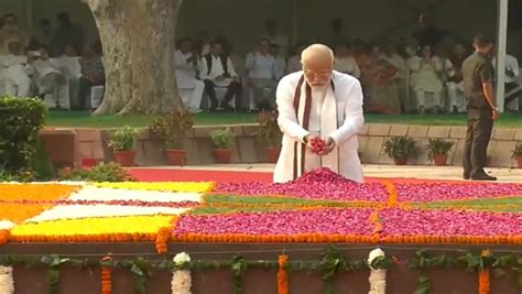 Gandhi Jayanti Pm Modi Pays Tributes To Mahatma Gandhi At Rajghat