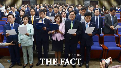 Tf포토 김명수 대법원장 인준안 가결 기쁨에 포옹하는 추미애 대표 포토 기사 더팩트