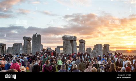 Sunrise At The Summer Solstice Stonehenge Uk Stock Photo Alamy