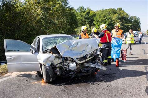 Fünf Personen bei Unfall auf der B139 in Traun teils schwer verletzt