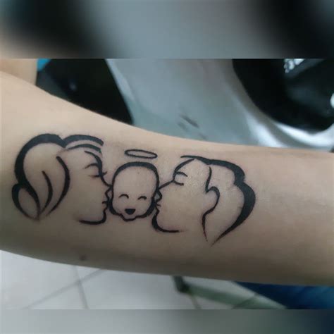 Lindos tatuajes de mamá e hijos dándose un beso