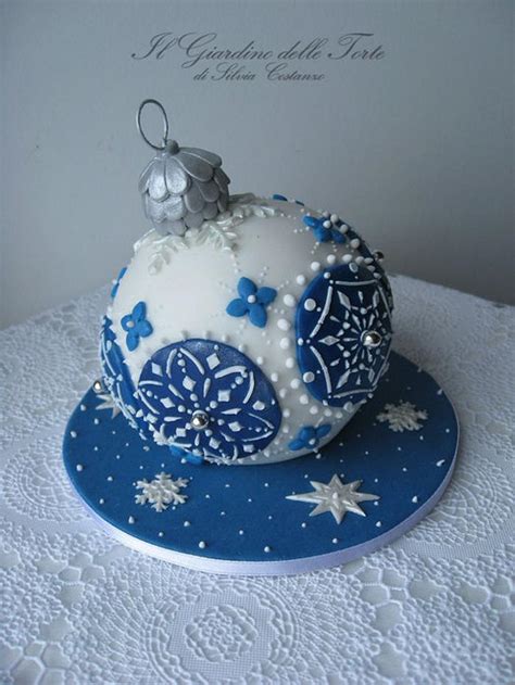 Christmas bauble cake - Decorated Cake by Silvia Costanzo - CakesDecor