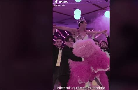 Hombre Cumple 30 Años Y Lo Celebra Con Vestido Y Vals Rr Noticias