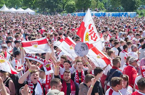 VfB Fans Beim Public Viewing Im Video Stimmung Ist Besser Als Im Jahr