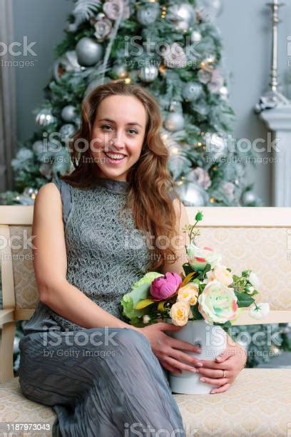 Photo Libre De Droit De Jeune Dame De Sourire Sasseyant Sur Le Sofa