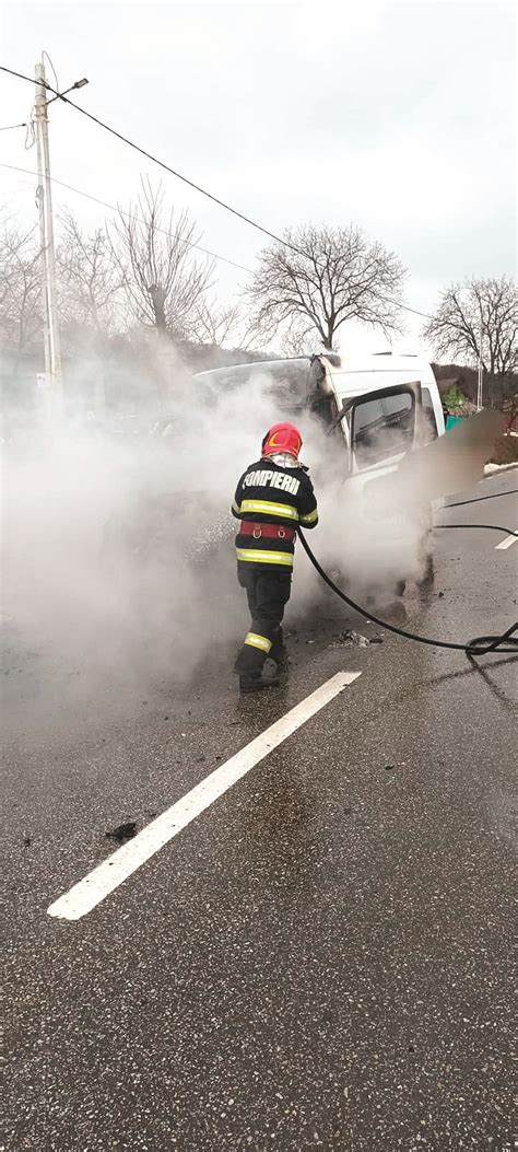 Un Microbuz Cu Pasageri A Luat Foc N Mers Realitateamedia Ro