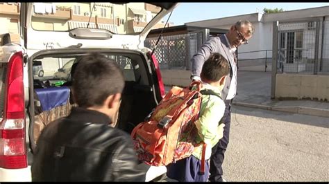 IL SINDACO DI ZAPPONETA ACCOMPAGNA I BAMBINI A SCUOLA CON LA SUA