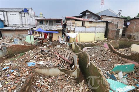 Pembebasan Lahan Untuk Proyek Normalisasi Sungai Foto