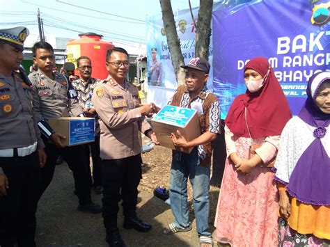 Kemarau 30 000 Liter Air Bersih Digelontor Polisi Di Daerah Krisis Di