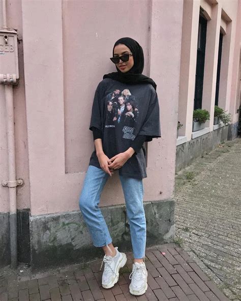 10 Inspirasi OOTD Kaos Oversize Hijab Yang Keren Dan Simple