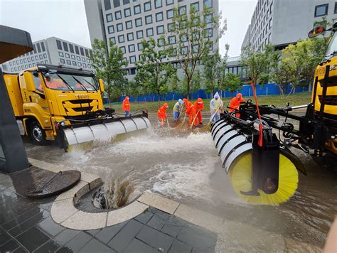 北京迎入汛以来最强暴雨，北京环卫集团保障城市排水畅通作业进行公司