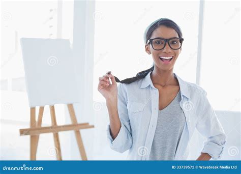 Levantamento Atrativo De Sorriso Do Artista Foto De Stock Imagem De