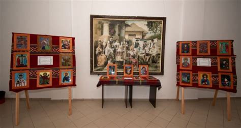 Expoziție de icoane pictate pe sticla de catre copiii talentați din