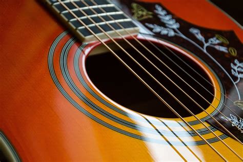 horario explique compañero como se fabrican las guitarras acusticas