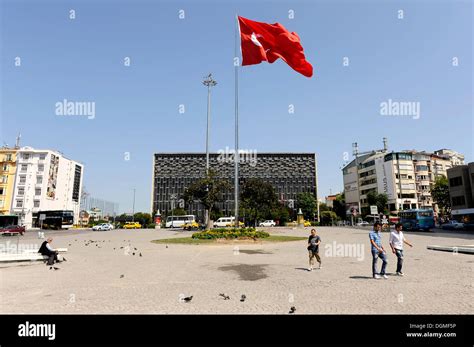 Taksim Square Building Istanbul Fotos Und Bildmaterial In Hoher