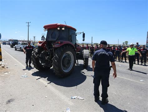 Çiftçilerin domates eylemi Yolu trafiğe kapattılar Son dakika haberleri