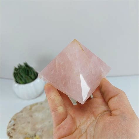 Comprar Pirâmide de Pedra Quartzo Rosa Natural 188 gramas aprox SAJ