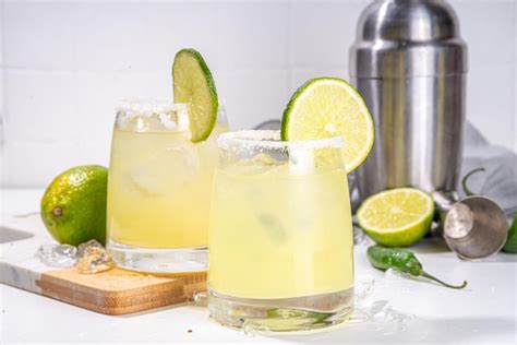 Premium Photo | Classic tequila margarita cocktail