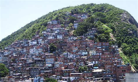 Construyen Más Muros En Las Favelas De Río Infobae