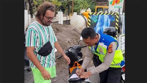 Bikin Geram Polisi 147 Bule Di Bali Ditilang Gegara Pakai Pelat Motor