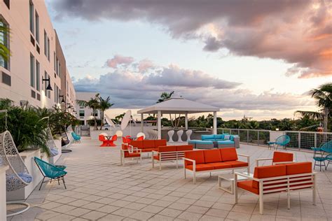 Downtown Delray Beach Family Hotel - Romantic Hotel | Aloft Delray Beach