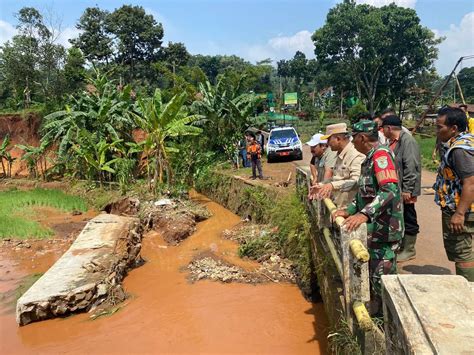 Pj Bupati Subang Meninjau Lokasi Banjir Desa Cirangkong Dan Jalur