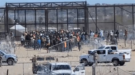 Group of migrants storm El Paso border fence