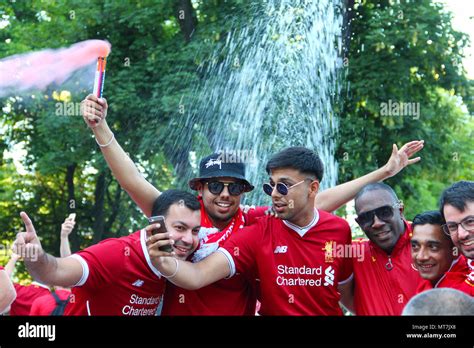 Liverpool fans hi-res stock photography and images - Alamy