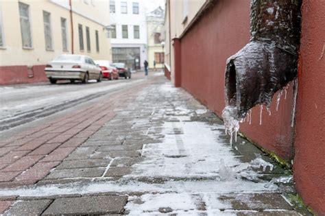 Los desagües están cubiertos de hielo y nieve después de una fuerte