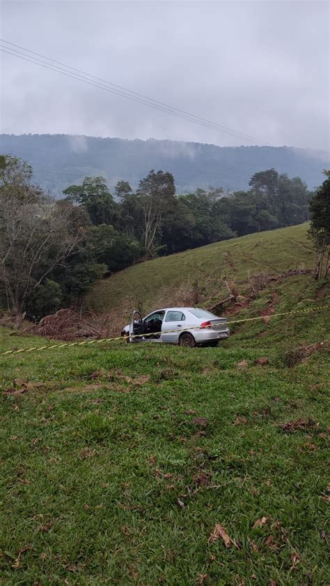 Homem Morre Depois De Ve Culo Cair Em Ribanceira De Metros No