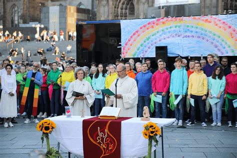 Catholic Priests Bless Same Sex Couples In Front Of Cologne Cathedral