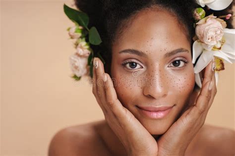 Retrato De Una Mujer Afroamericana Semidesnuda Con Flores En El Pelo