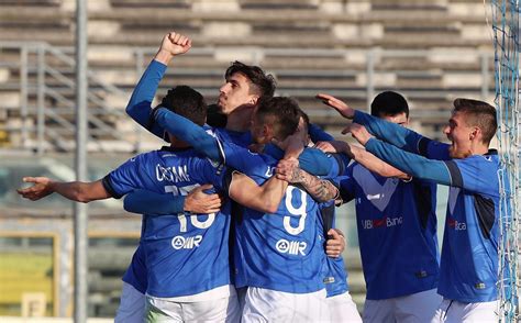 Il Brescia stende il Crotone nel finale e vola sempre più in alto FOTO